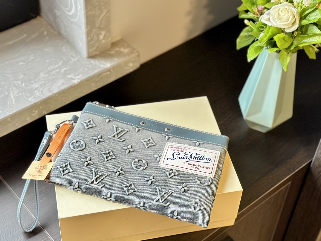 【LOUIS VUITTON  公式 旗艦店】 ルイヴィトン   クラッチバッグ 当日出荷 好評に付き再入荷！27*18CM