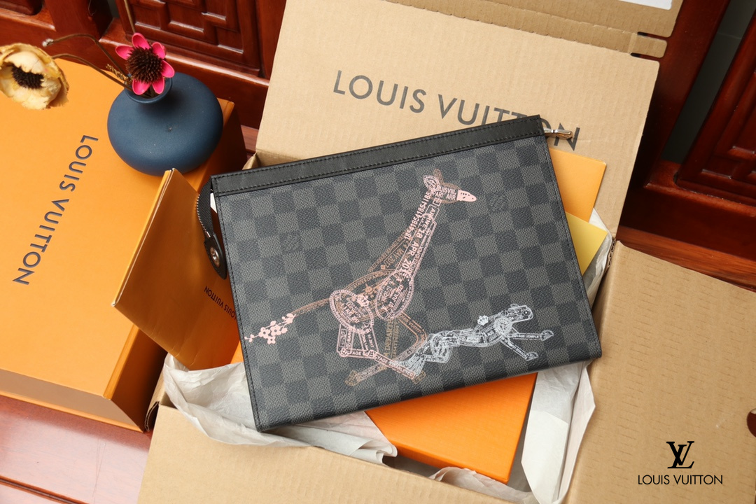 【LOUIS VUITTON  公式 旗艦店】 ルイヴィトン   クラッチバッグ 当日出荷 好評に付き再入荷！24*21*6CM  241101