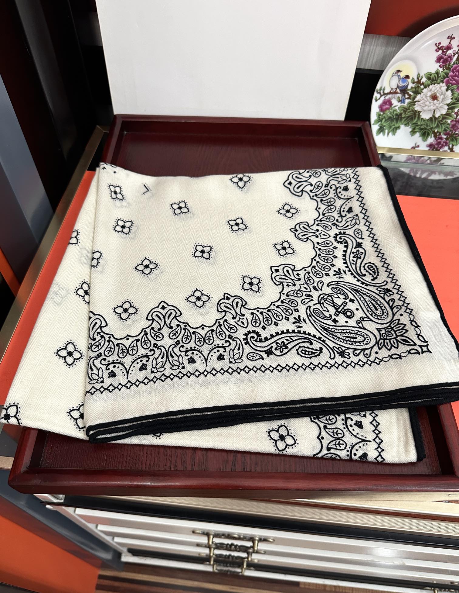 【CELINE セリーヌ】スカーフ 65*185CM  241108