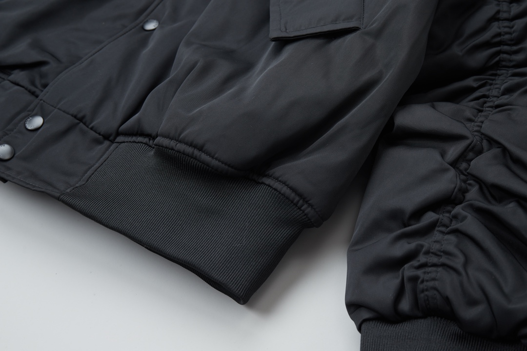 【BALENCIAGA  公式旗艦店】バレンシアガ    ジャケット着 好評に付き再入荷！241119