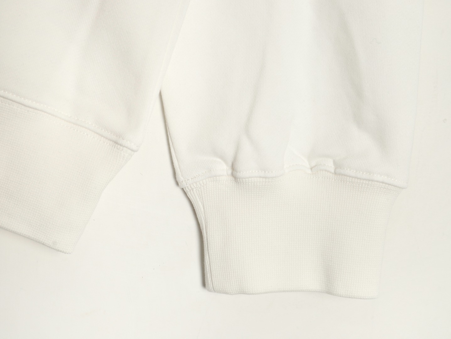 【GIVENCHY  公式旗艦店】ジバンシー 丸首の衛衣 スウェットご好評に付き再入荷！241122