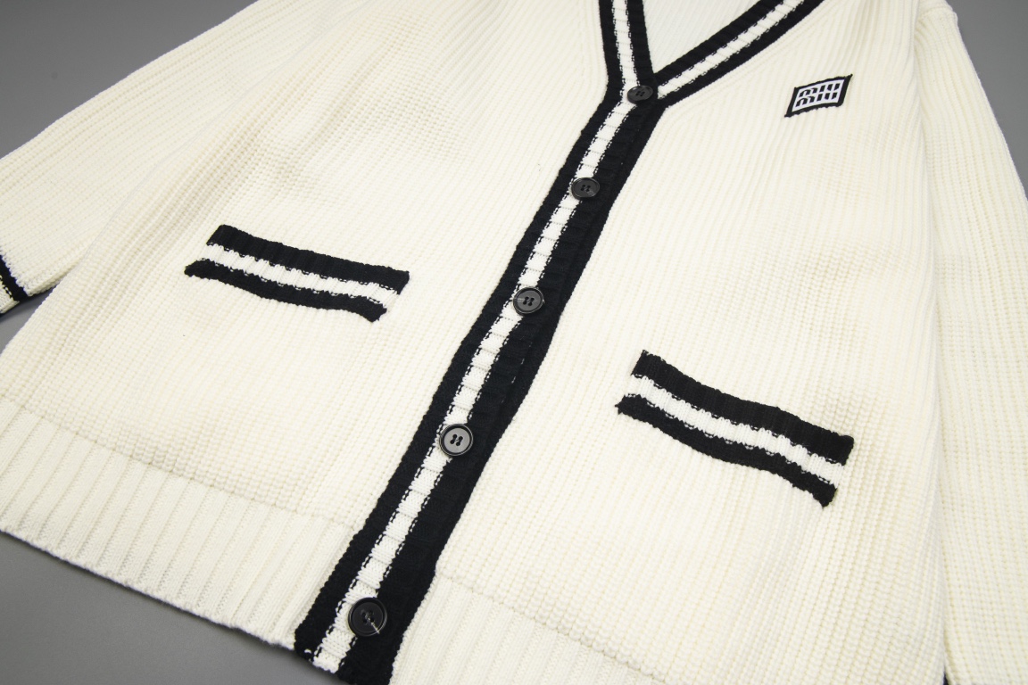 【Miumiu   公式旗艦店】ミュウミュウ   セーター好評に付き再入荷！ 241030