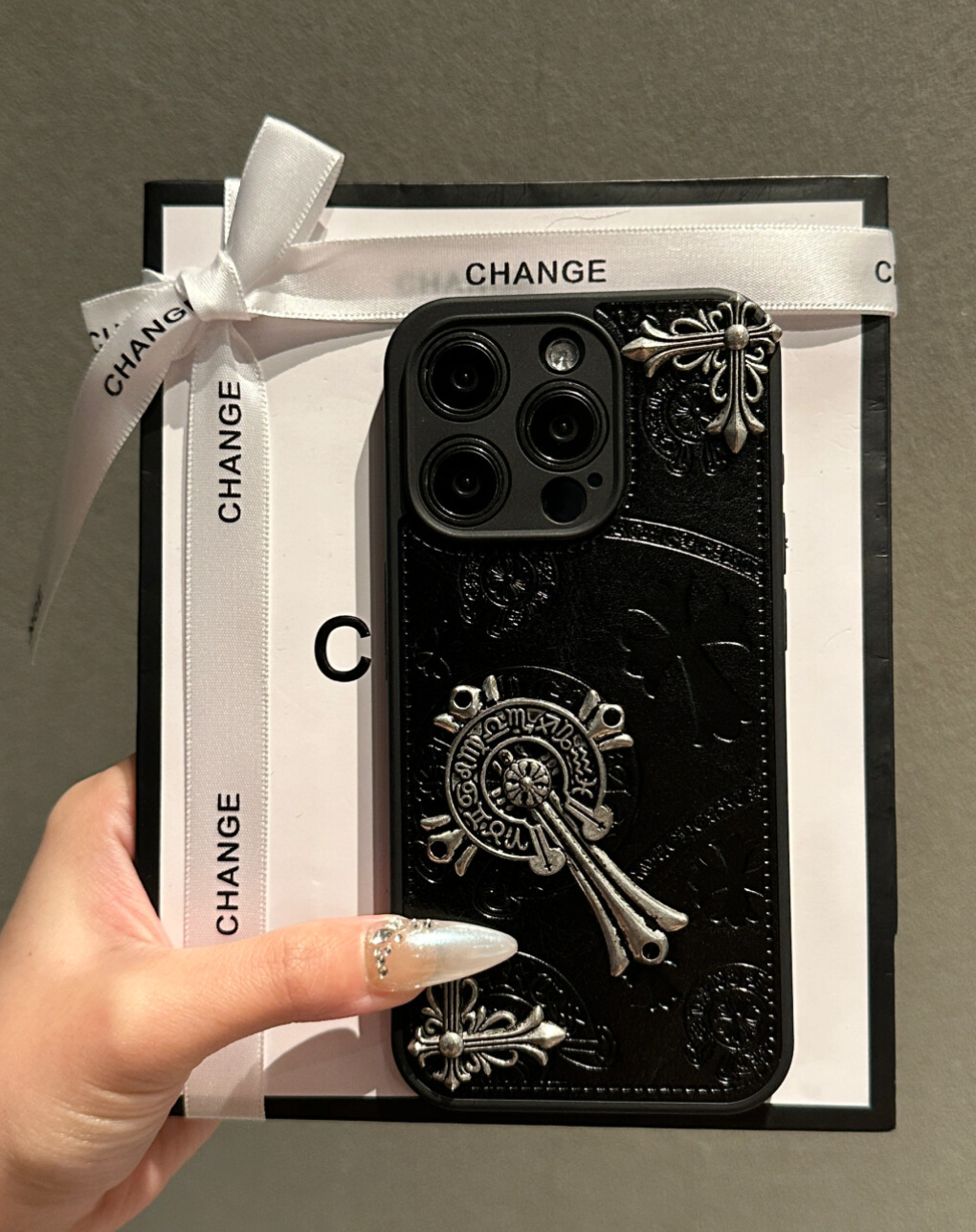 高級感あふれるブラックスマホケース - メタルクロス装飾付きデザイン