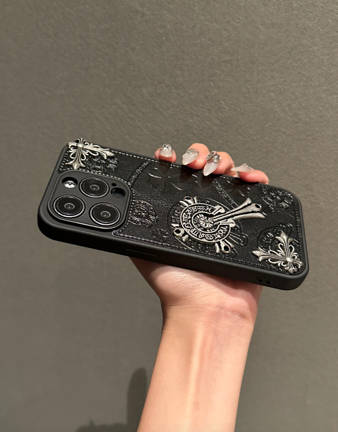 高級感あふれるブラックスマホケース - メタルクロス装飾付きデザイン