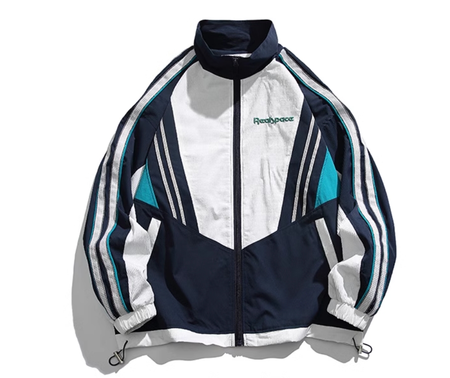 春のヴィンテージスポーツスタイル：カラーブロックジャケットとデニムパンツのファッションコーデ