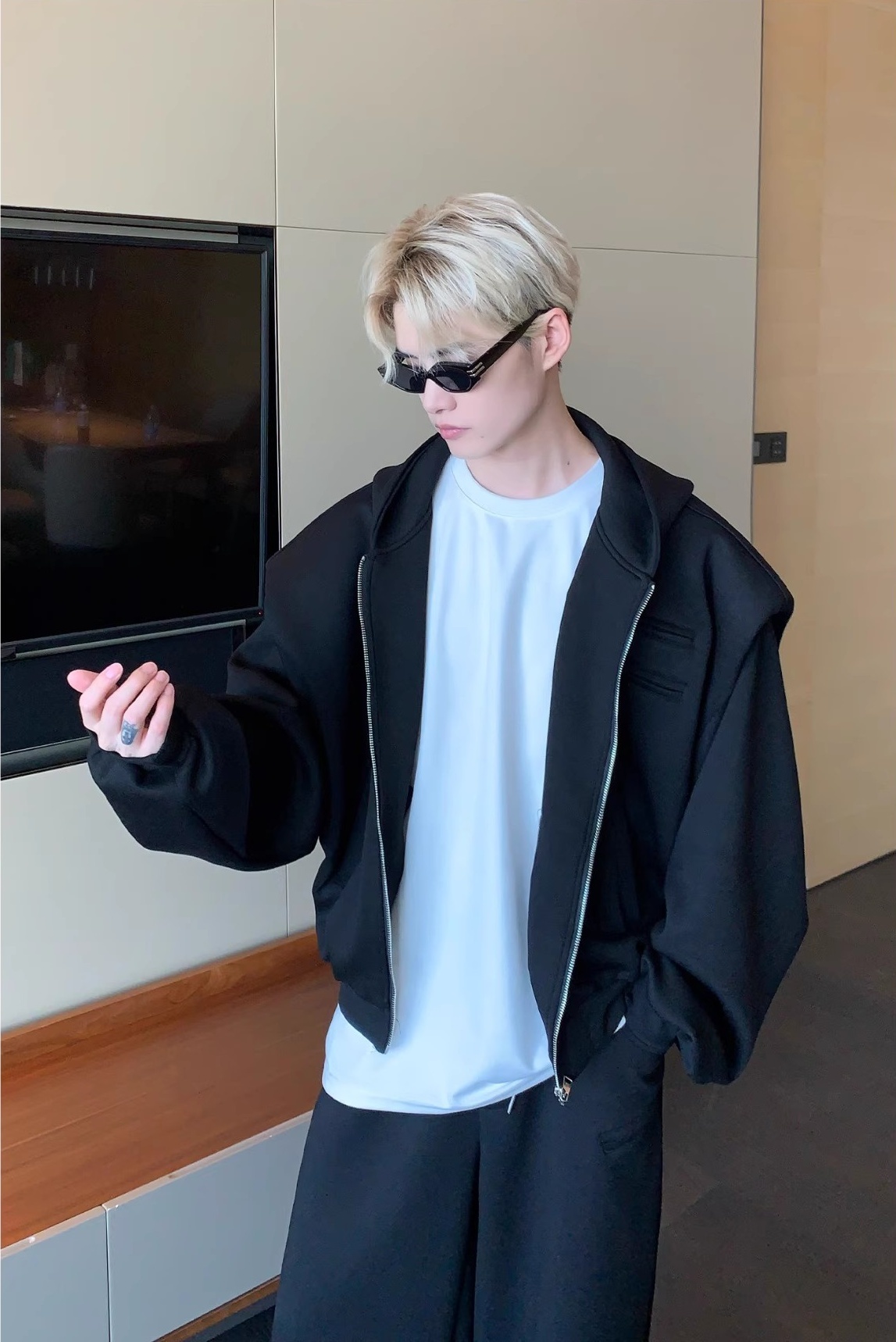 【爆売れ中】UNIQUE LUXURY JACKET SET: PADDED SHOULDER HOODIE + STRAIGHT PANTS DG008134