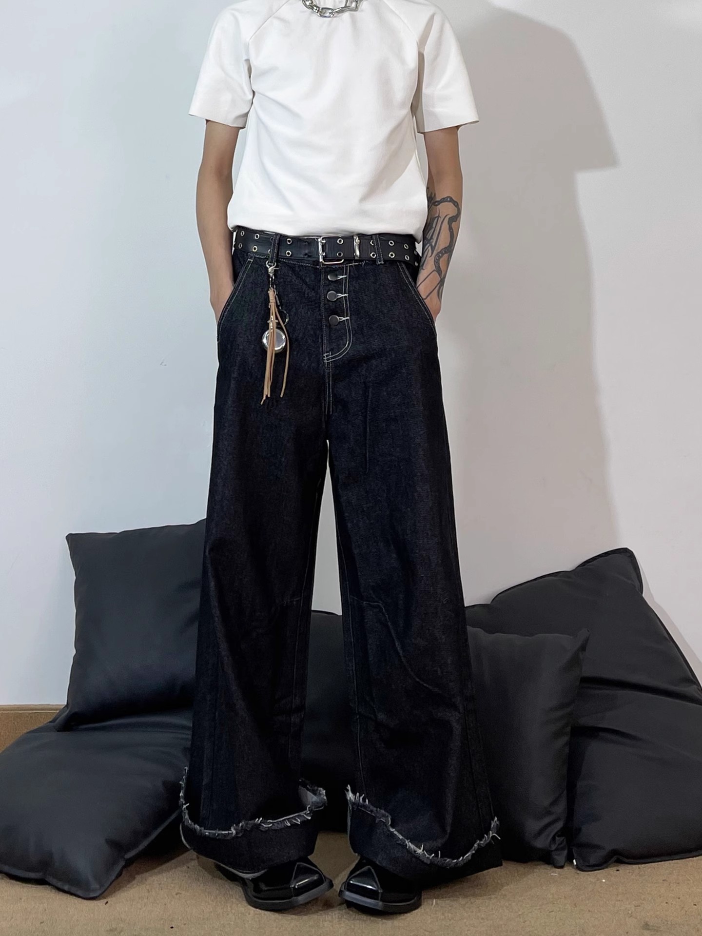 BUTTON-FLY DESIGN TWO-TONE PANELLED JEANS, UNISEX DG008231