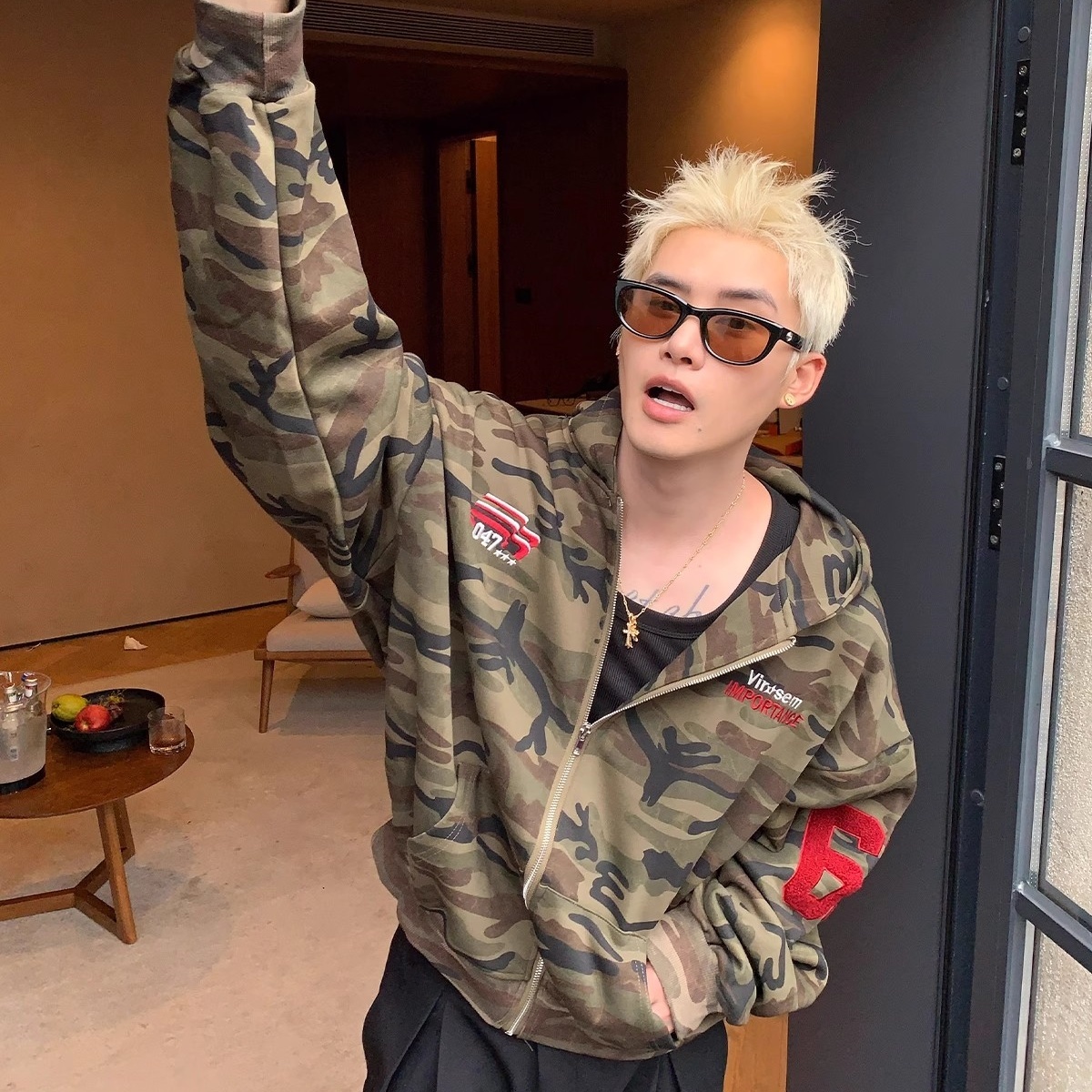 🎩【アメリカンヴィンテージ／最近人気】🔥AMERICAN VINTAGE/TRENDING: DISTRESSED CAMO EMB HOODIE DG008141