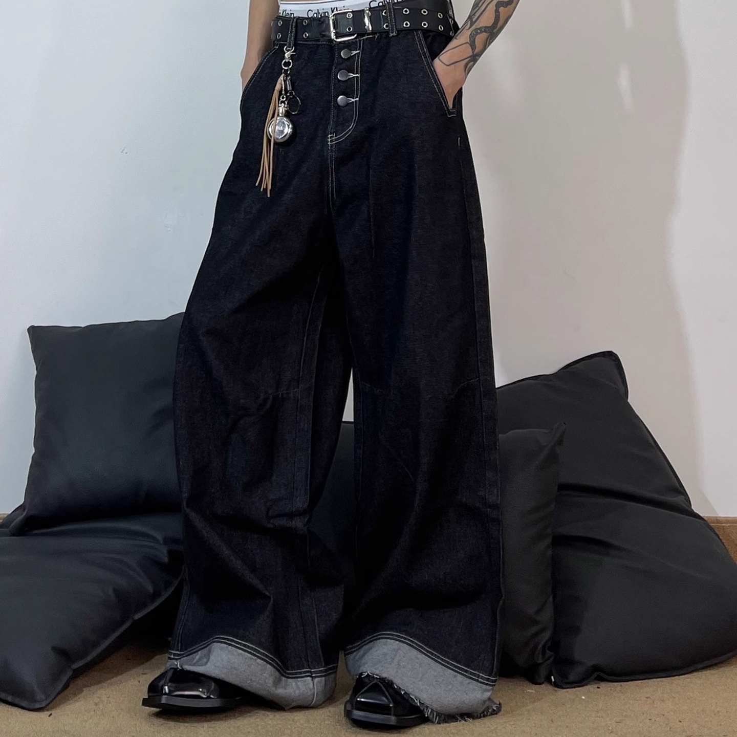 BUTTON-FLY DESIGN TWO-TONE PANELLED JEANS, UNISEX DG008231