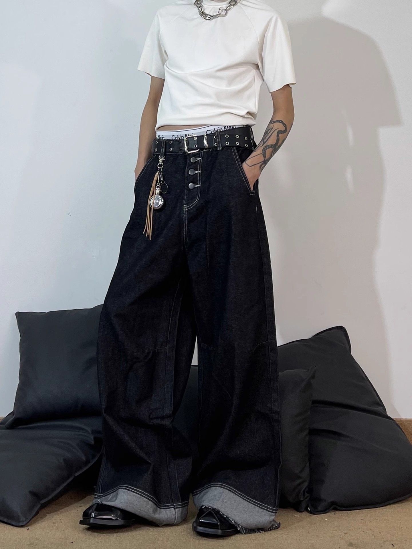 BUTTON-FLY DESIGN TWO-TONE PANELLED JEANS, UNISEX DG008231