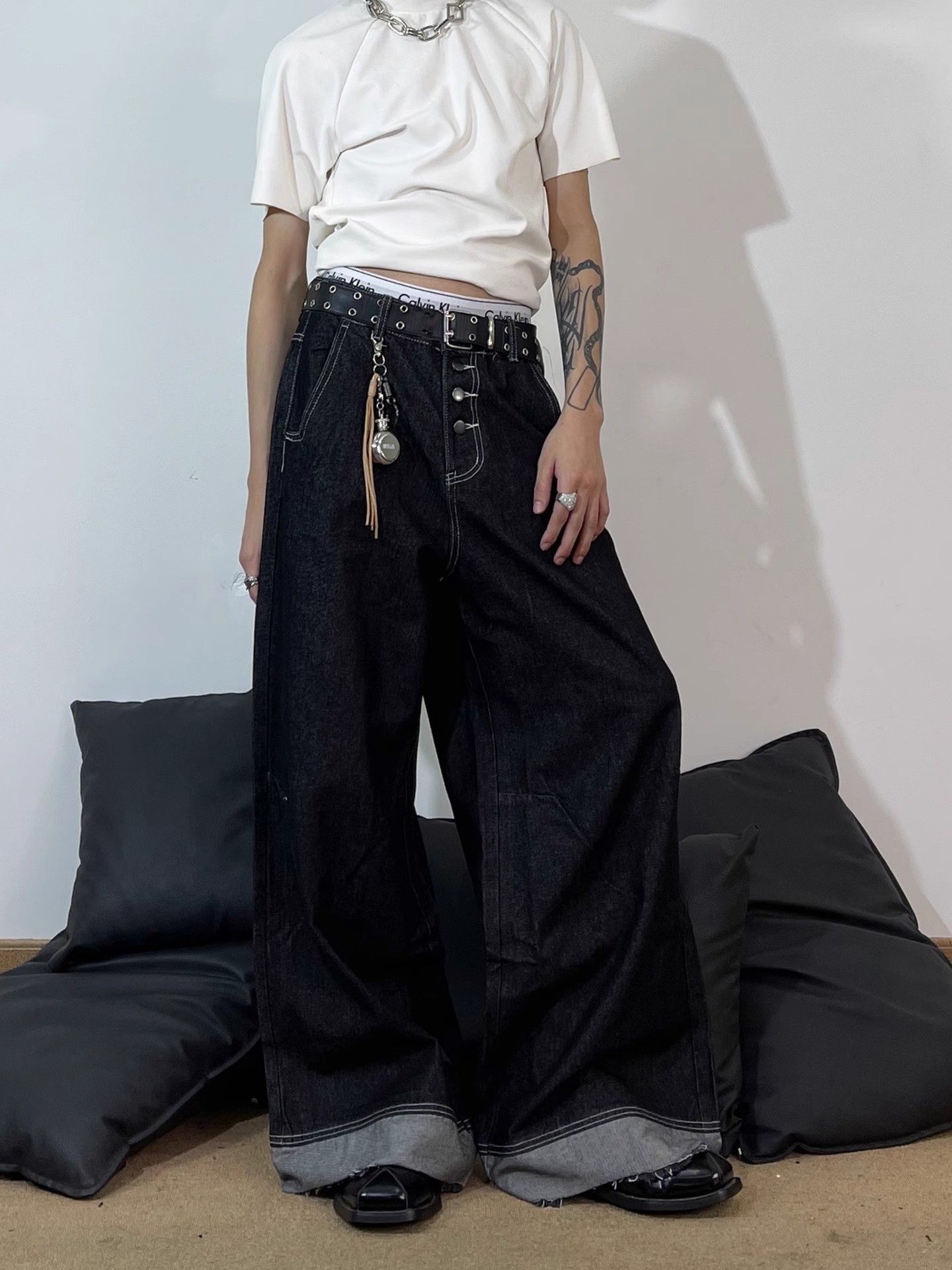 BUTTON-FLY DESIGN TWO-TONE PANELLED JEANS, UNISEX DG008231