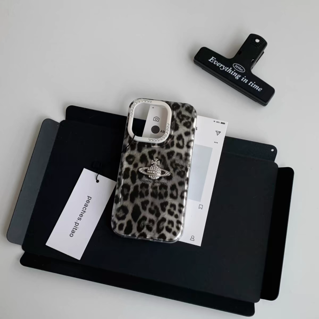 エレガントなレオパード柄スマホケース - シルバーアクセント付き高級デザイン