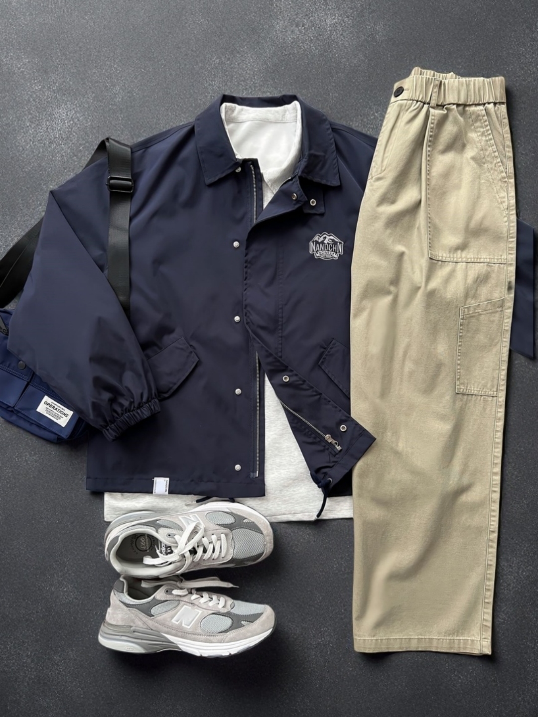 DG STUDIOS DG1154 アメリカンヴィンテージ風メンズコーデ｜ネイビージャケット＋カーキワークパンツ