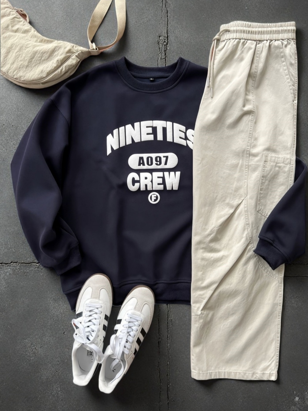 DG STUDIOS DG1160 アメカジ風レトロセットアップ｜ネイビー英字スウェット＋オフホワイトワークパンツ