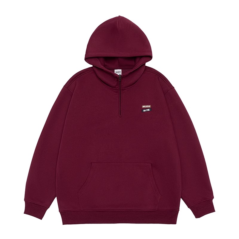 ホワイブラックフライトジャケットとワインレッドパーカーのコーデ、ブラックデニム＆スニーカー