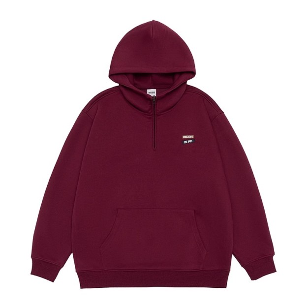 DG STUDIOS DG775 ブラックフライトジャケットとワインレッドパーカーのコーデ、ブラックデニム＆スニーカー