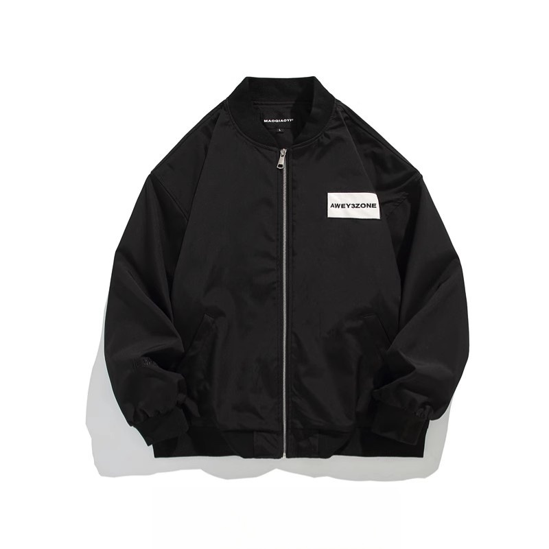 ホワイブラックフライトジャケットとワインレッドパーカーのコーデ、ブラックデニム＆スニーカー