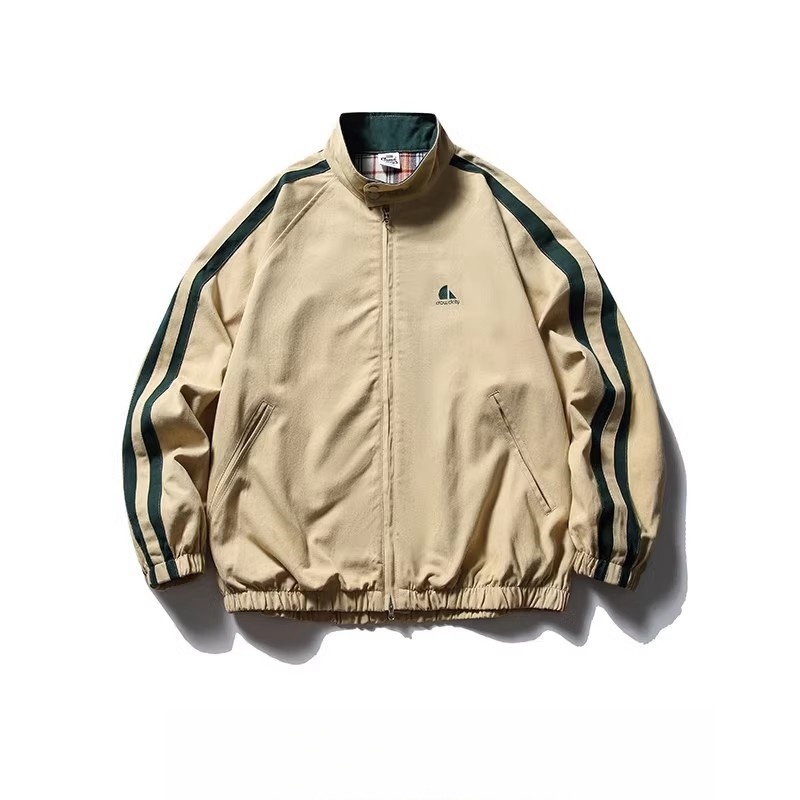 レトロスポーツ風のシンプルコーディネート、自然と都会の融合美を演出