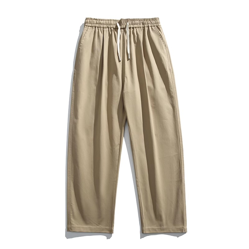 春のメンズカジュアルスタイル：クラシックなブルージャケットとベージュシャツのおすすめコーディネート