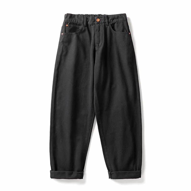 シンプルな都会スタイル：グレーのフライトジャケットとワークデニムパンツのコーディネート