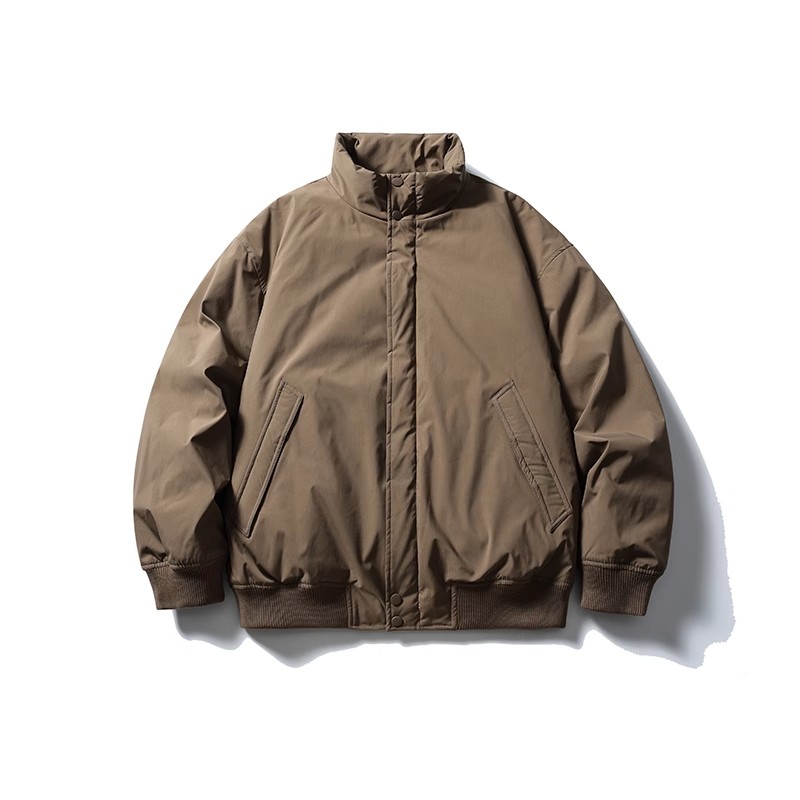 早春のメンズミニマル工装ダウンジャケット｜カジュアルで洗練されたスタイル