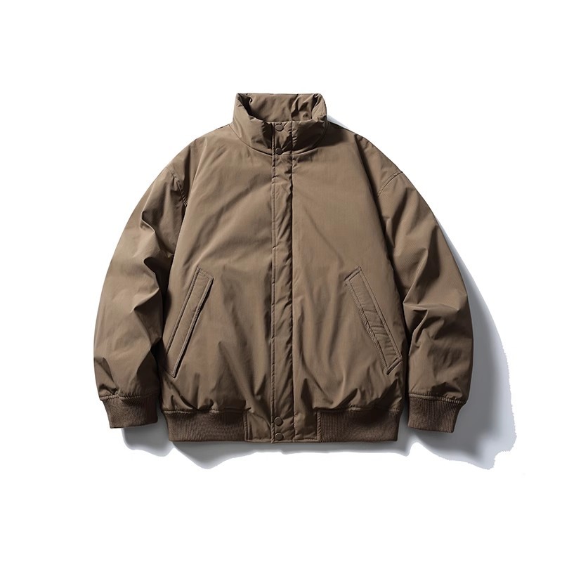 早春のメンズミニマル工装ダウンジャケット｜カジュアルで洗練されたスタイル