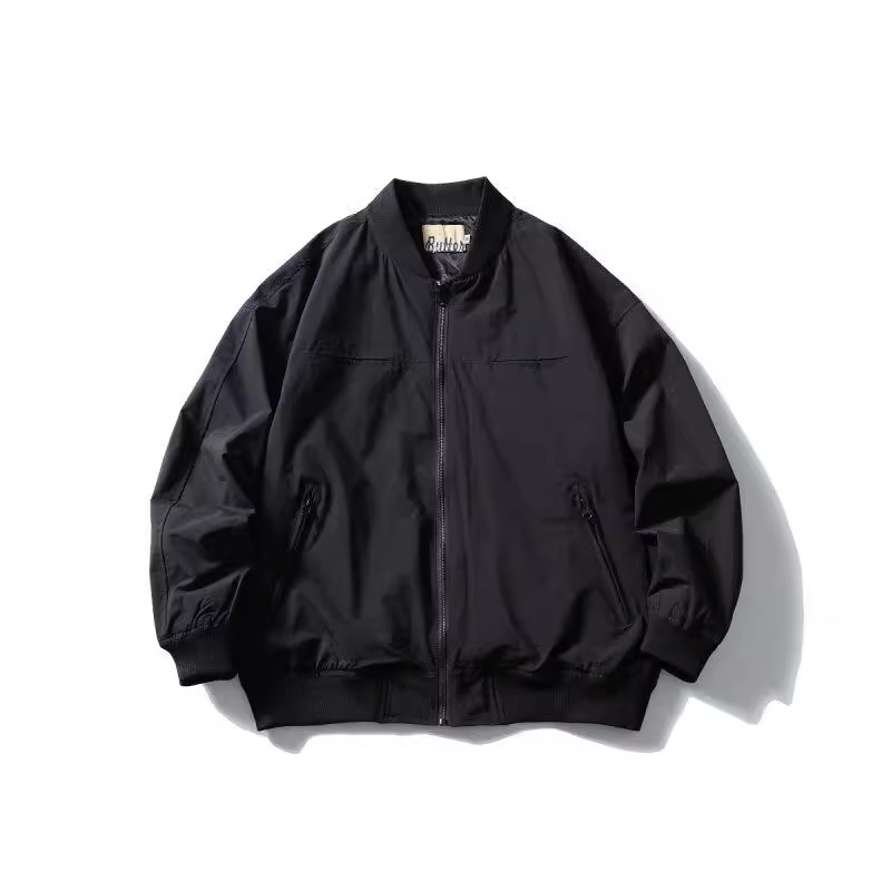 クラシックなブラックとブラウンの配色でシンプルなカジュアルコーデ、都会のトレンドを引き立てるスタイル