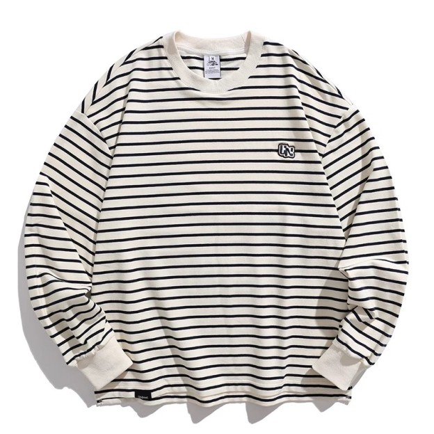 DG STUDIOS DG774 ホワイトストリート風ジャケットとボーダーTシャツのコーデ、ブラックカーゴパンツ＆スニーカー