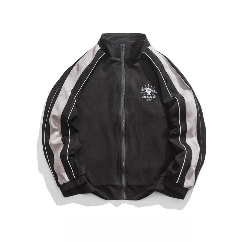 ブラック＆ホワイトのスポーツジャケットとシンプルなプリントスウェット、カーゴジョガーパンツのコーディネート