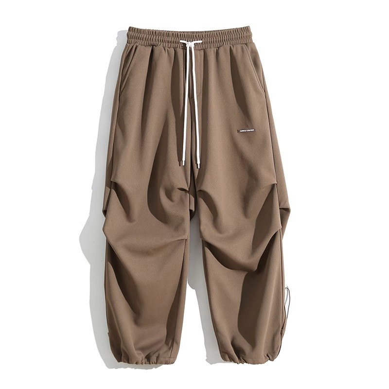 春のカジュアルスポーツスタイル：カラーブロックジャケットとリラックスパンツの快適コーデ