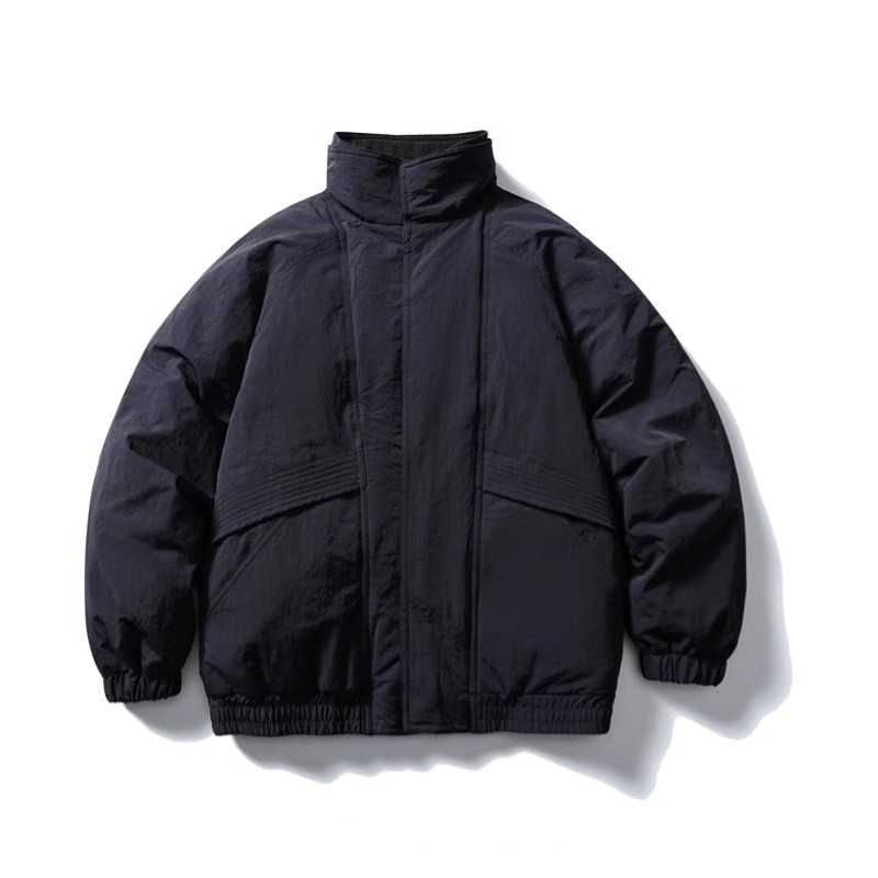 ネイビー立ち襟ダウンジャケット｜冬のメンズカジュアルスタイルに最適