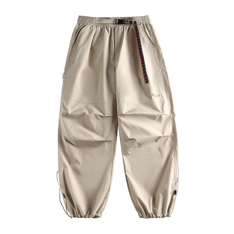 ブラック＆ホワイトのスポーツジャケットとシンプルなプリントスウェット、カーゴジョガーパンツのコーディネート