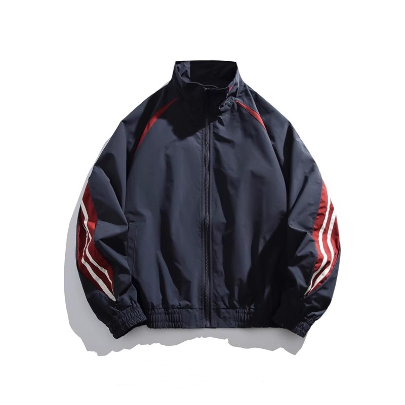 早春のネイビースポーツトラックジャケット｜爽やかなカジュアルコーディネート