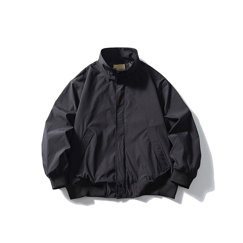 ブラック×ブラウンのミニマルコーデ｜スタンドカラー防風ジャケット＋ワークパンツ＋ジャーマントレーナー