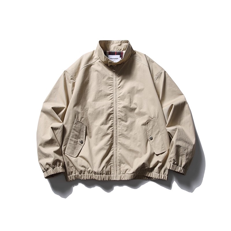 春秋の都会風メンズセット｜ベージュジャケット＋ボタニカル柄シャツ＋ブラックデニム