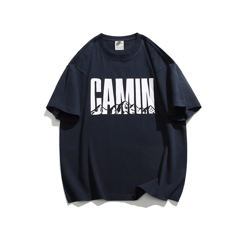 アーバンアウトドア風メンズコーデ｜ロゴTシャツ＋カーゴドローストリングパンツ