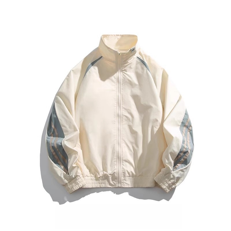 ホワイトストリート風ジャケットとボーダーTシャツのコーデ、ブラックカーゴパンツ＆スニーカー