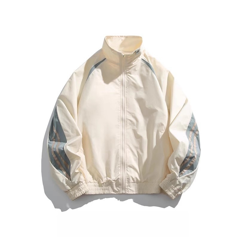 ホワイトストリート風ジャケットとボーダーTシャツのコーデ、ブラックカーゴパンツ＆スニーカー