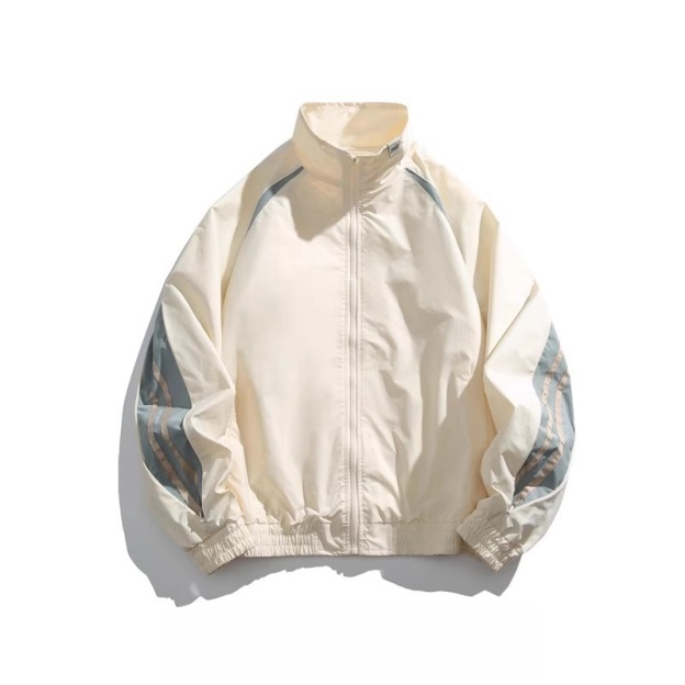 DG STUDIOS DG774 ホワイトストリート風ジャケットとボーダーTシャツのコーデ、ブラックカーゴパンツ＆スニーカー