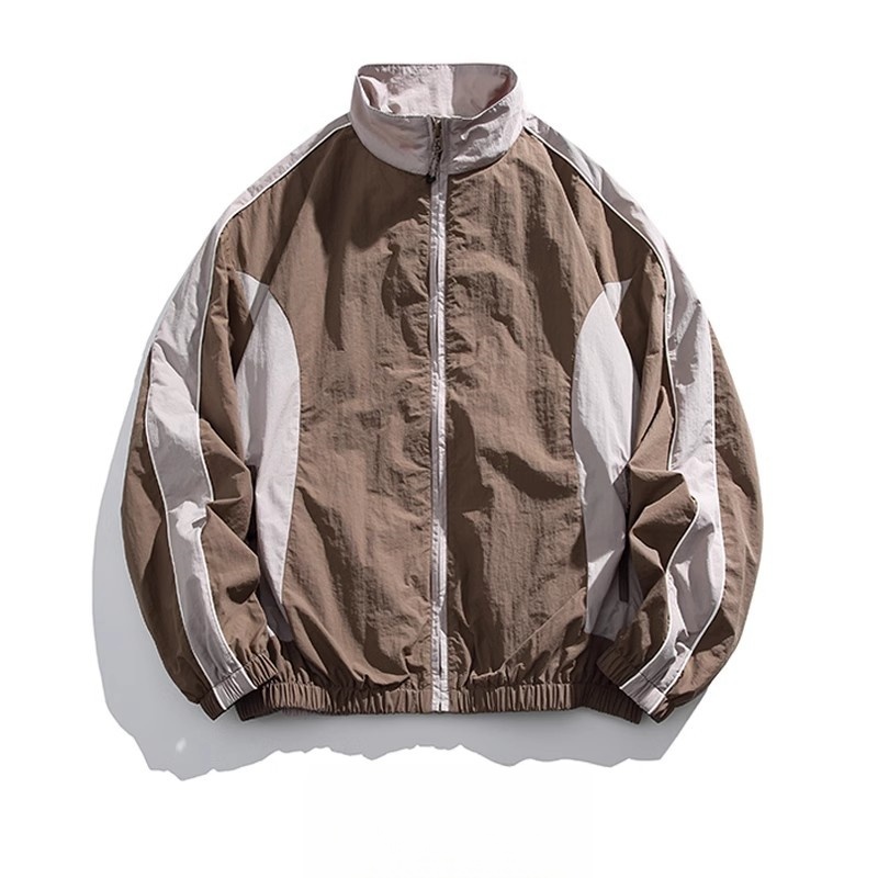 春のカジュアルスポーツスタイル：カラーブロックジャケットとリラックスパンツの快適コーデ