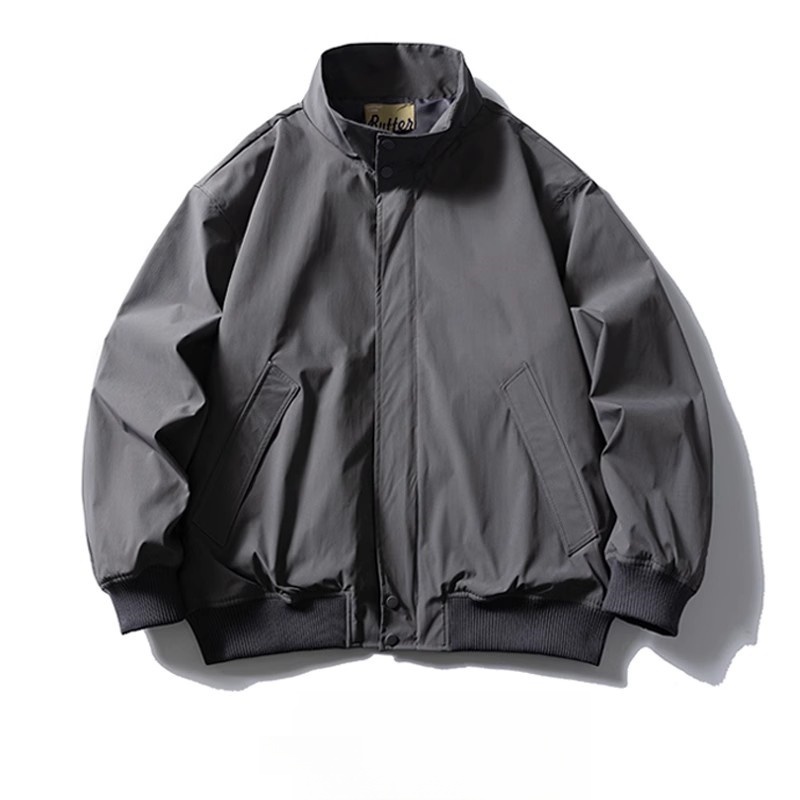 シンプルな都会スタイル：グレーのフライトジャケットとワークデニムパンツのコーディネート