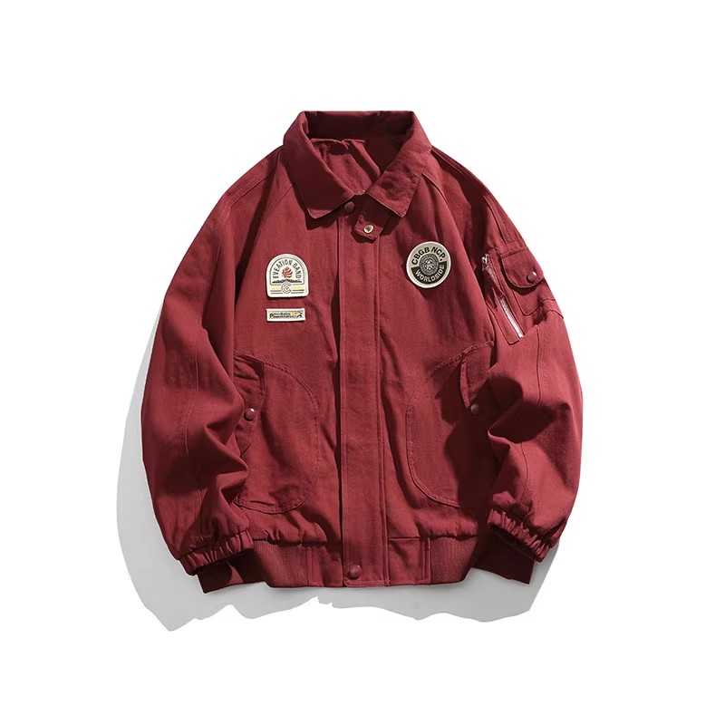 ヴィンテージ感漂う赤いワークジャケットとダメージデニムの個性派ストリートコーデ