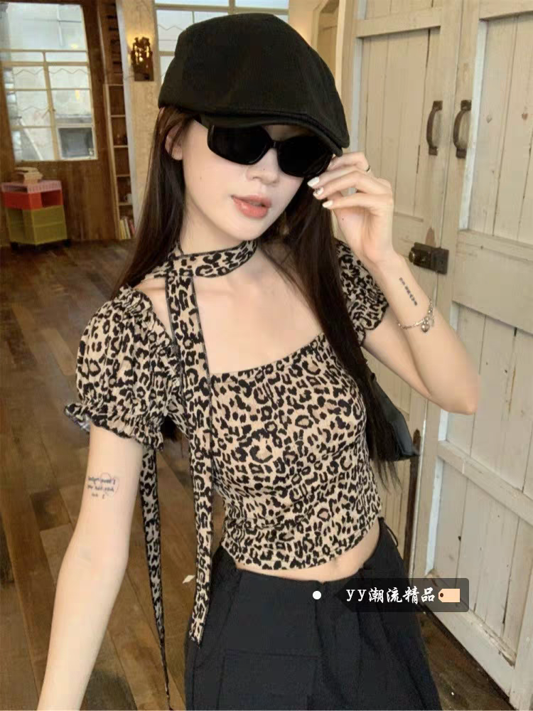 独特别致甜辣妹短款上衣小众设计师豹纹正肩短款上衣