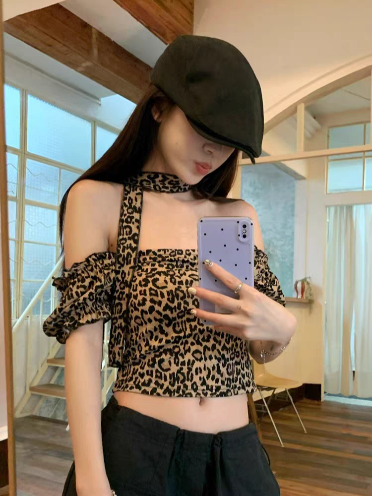 独特别致甜辣妹短款上衣小众设计师豹纹正肩短款上衣