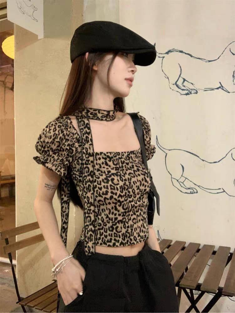 独特别致甜辣妹短款上衣小众设计师豹纹正肩短款上衣