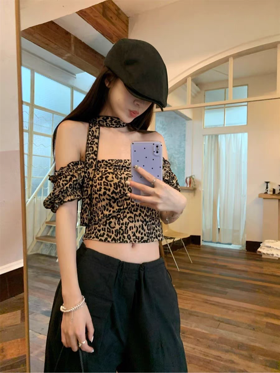 独特别致甜辣妹短款上衣小众设计师豹纹正肩短款上衣