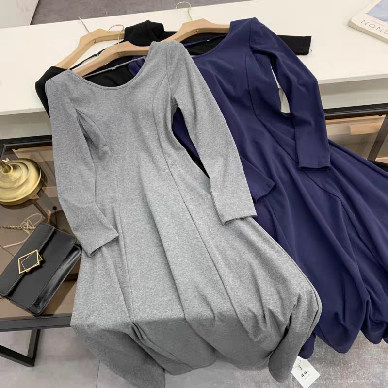 莫代尔连衣裙
长袖低圆领修身高腰及踝大摆垂感长裙