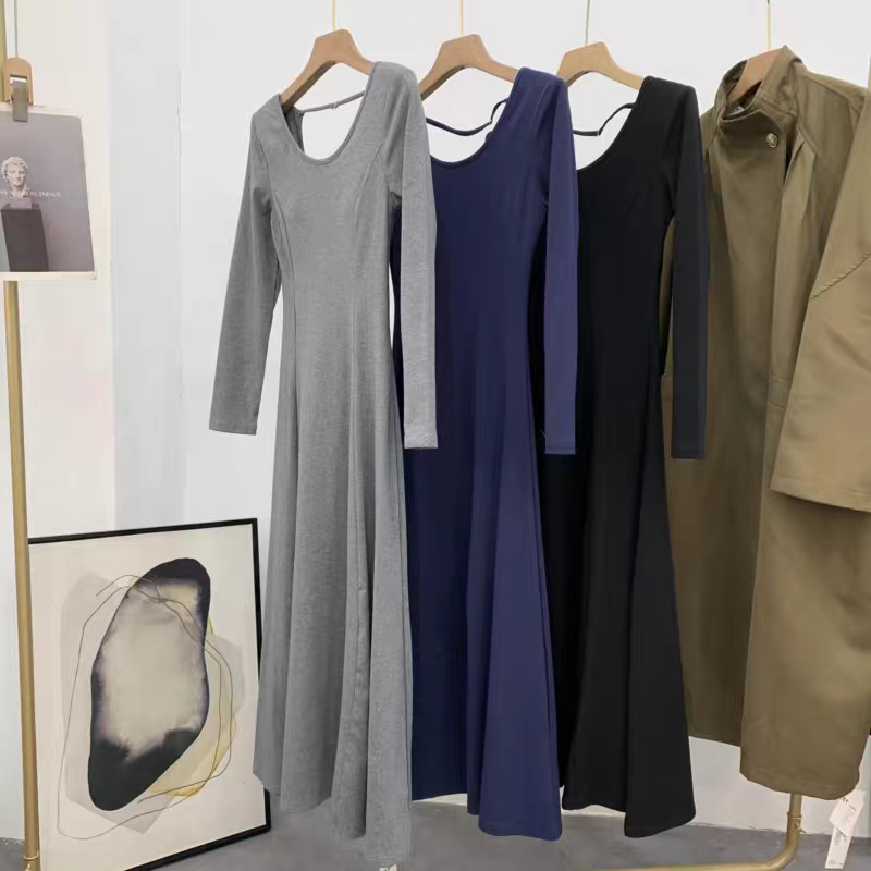 莫代尔连衣裙
长袖低圆领修身高腰及踝大摆垂感长裙