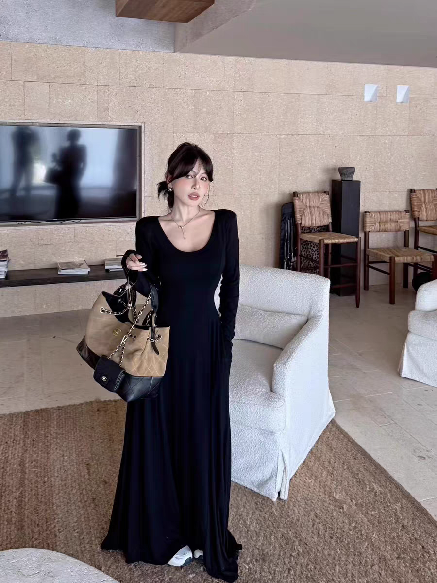 莫代尔连衣裙
长袖低圆领修身高腰及踝大摆垂感长裙