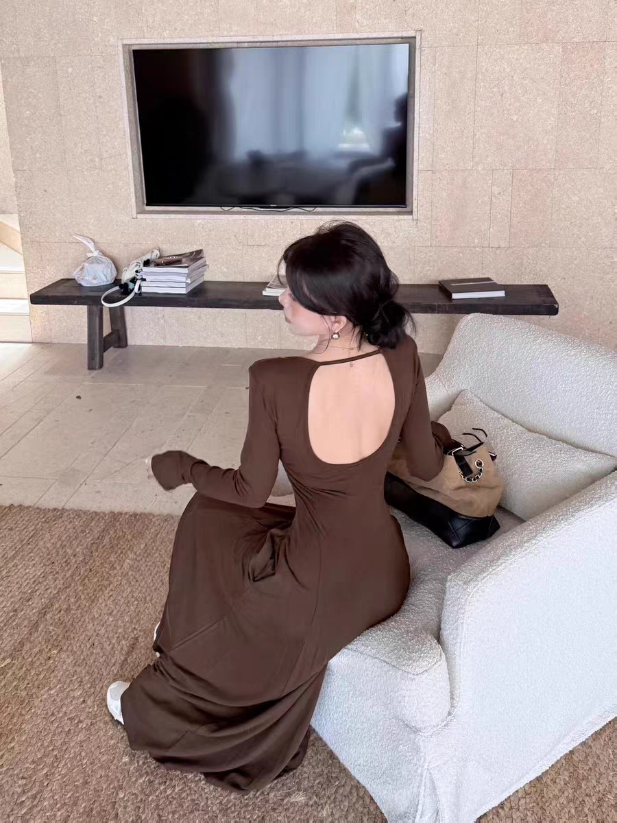 莫代尔连衣裙
长袖低圆领修身高腰及踝大摆垂感长裙